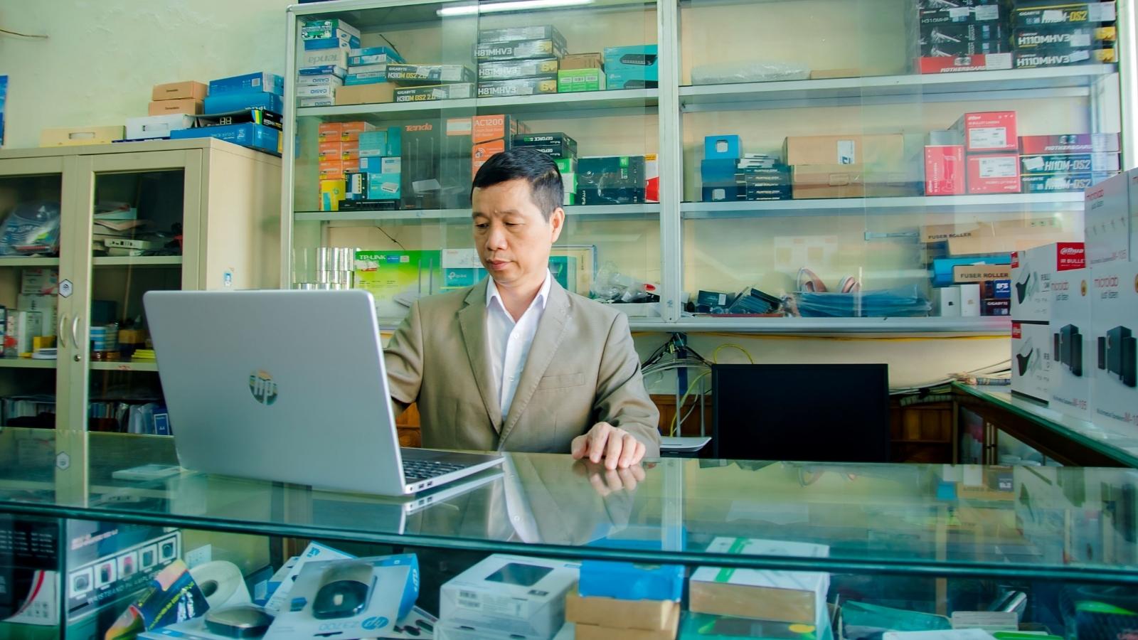 She Demanded a Password Bypass Without ID—Until the Tech Handed Her a Device Release Form Man on his computer at a computer store