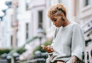 She Corrected A Mom Who Claimed Ear Stretching Should Hurt, But Now She’s Second-Guessing Speaking Up