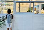A Coffee Shop Cashier Stopped Making Drinks To Help Three Kids Yelling For Service, But They Didn’t Even Know What They Wanted
