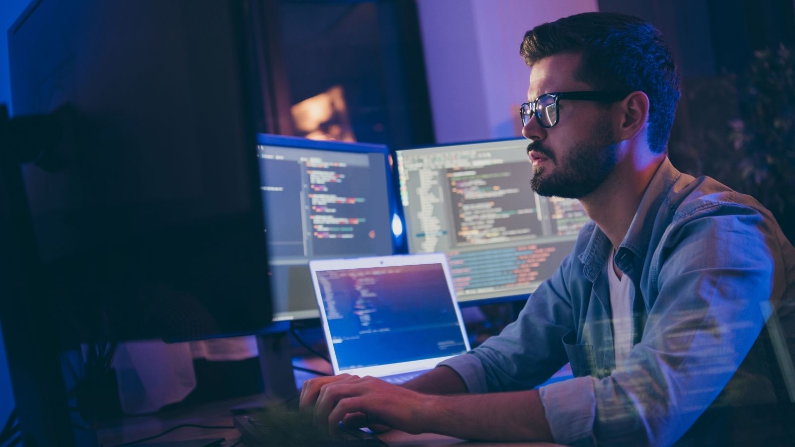 A Tech Support Worker Found A Major Flaw In A Reports Data, And Took It To His Boss focused tech support worker looking at a computer monitor