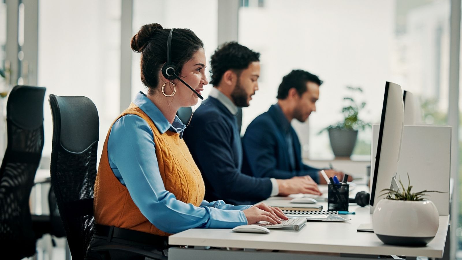 The VP Demanded an Immediate 2 AM Patch—Only to Get Shut Down by Executive Escalation tech support workers in a call center