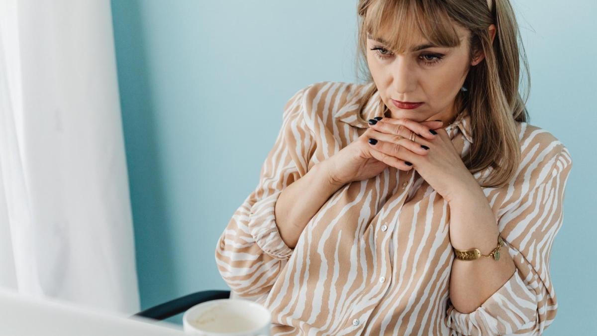 She Stood Waiting for a Truck Driver to Unblock Her Car Door—Only for Him to Fly into a Rage Over Her Bad Manners anxious woman sitting at work