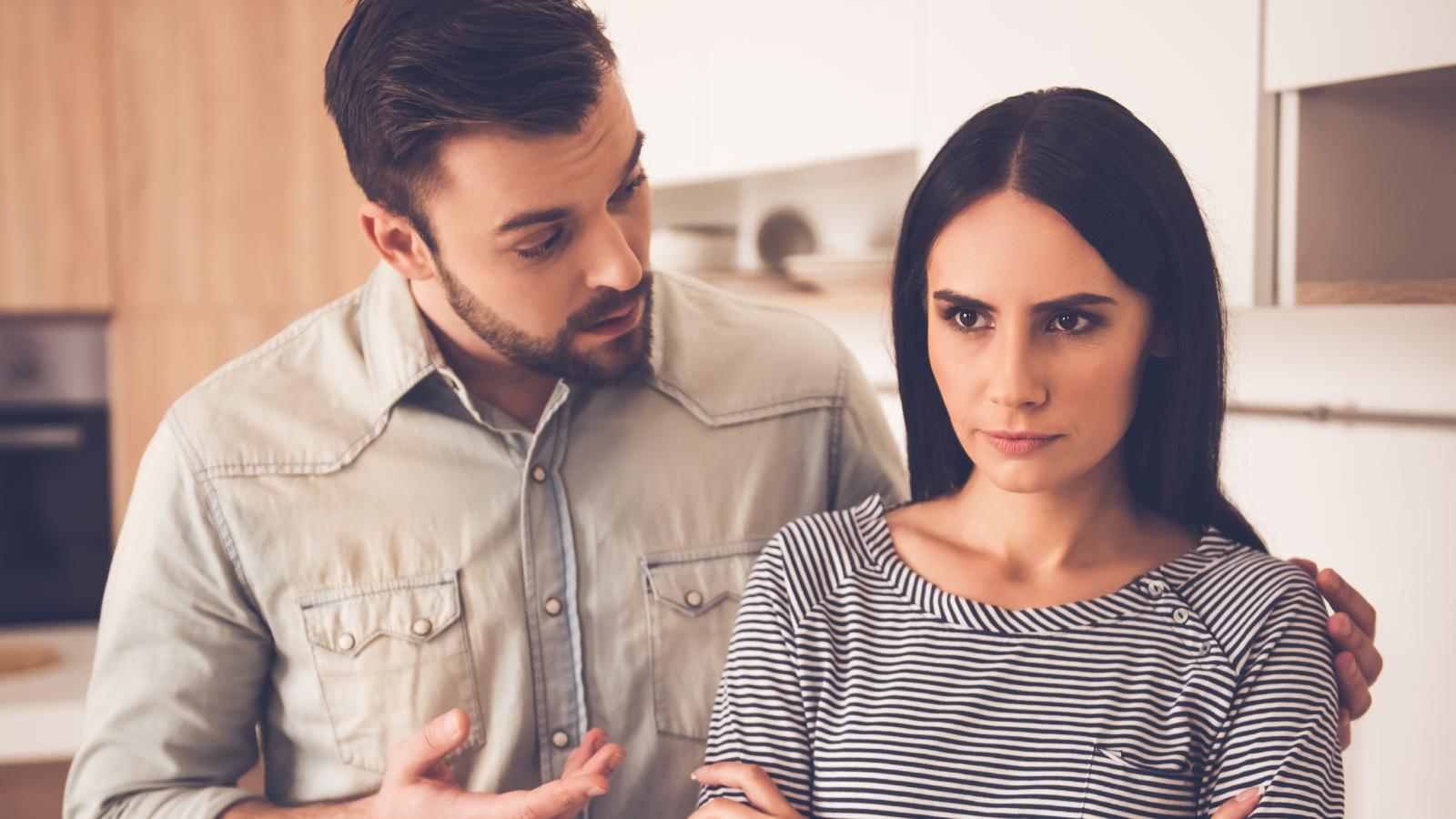 Her Phone Died While She Was Driving, And Her Boyfriend Was Furious He Couldnt Track Her Location couple having a serious conversation