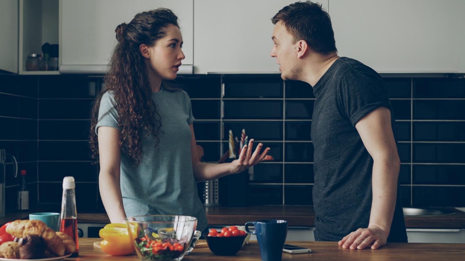 His Roommates Girlfriend Threw Away All His Food Because She Wanted Him To Eat Healthier, So He Flipped Out couple fighting in a kitchen