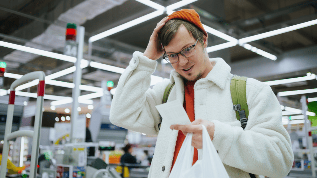 A Cashier Noticed A Customer Paying By Credit Card Signed Someone Elses Name, So The Situation Quickly Got A Manager Involved customer making confused face in checkout line
