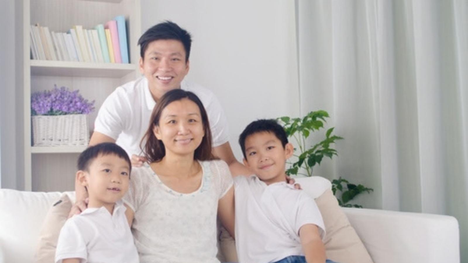 After Catching Two Kids Stealing A Video Game, The Loss Prevention Manager Called Their Parents — And Watched Them Lay Down The Law Happy Asian family