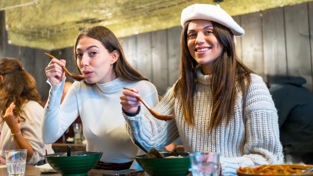 women eating at a restaurant