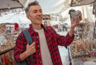 Shopper Mistakes Fellow Customer For An Employee At A Souvenir Shop, Leading To An Awkward Encounter