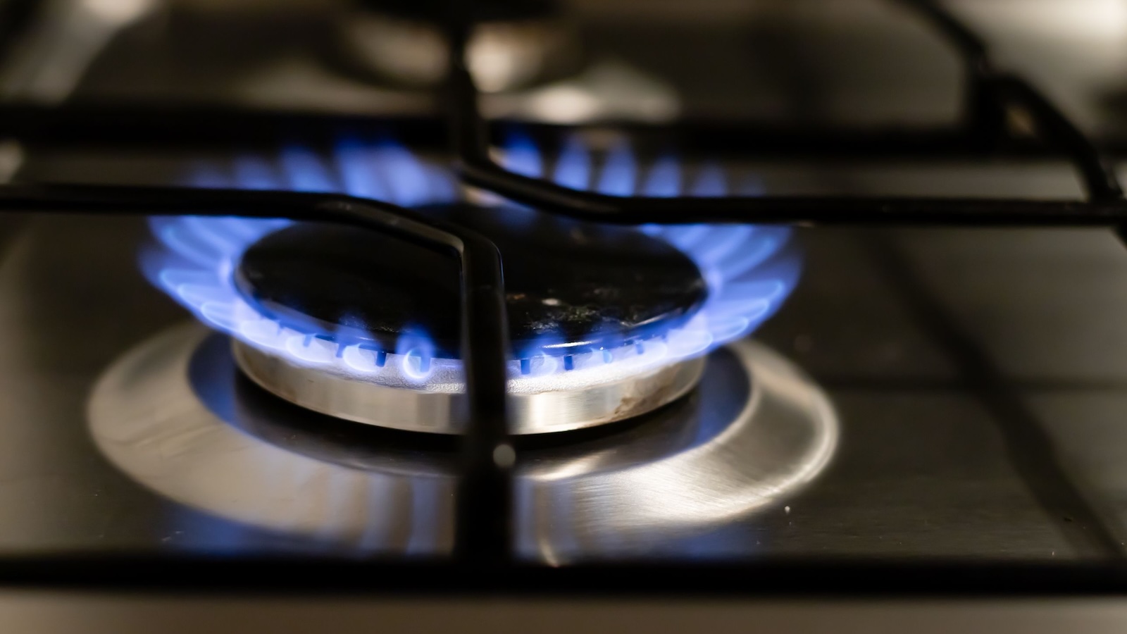 She Left The Stove On At 3 A.M. And Texted Her Sleeping Housemates To Check It, But She Got Angry When One Decided To Move Out stove left on with flames