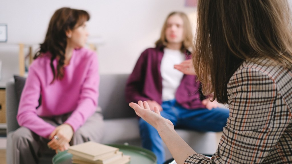 people in a therapist session