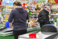She Hadn’t Finished Putting Her Groceries On The Conveyor, Yet The Customer Behind Her Started Pushing In And Quickly Regretted The Impatience