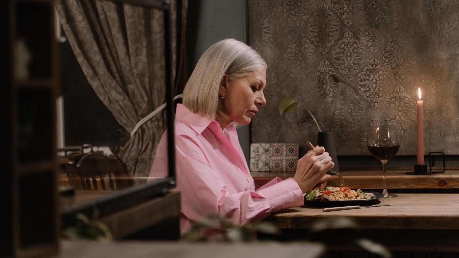 She Refused To Give Up Her Seat For A Strangers Glasses Hunt — He Took Her Photo And Threatened Her With Public Shaming woman in pink shirt solo dining